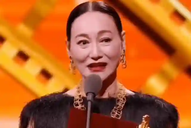 华表奖这一夜，脸肿、造型拉胯，惠英红给内娱上了“生动一课”