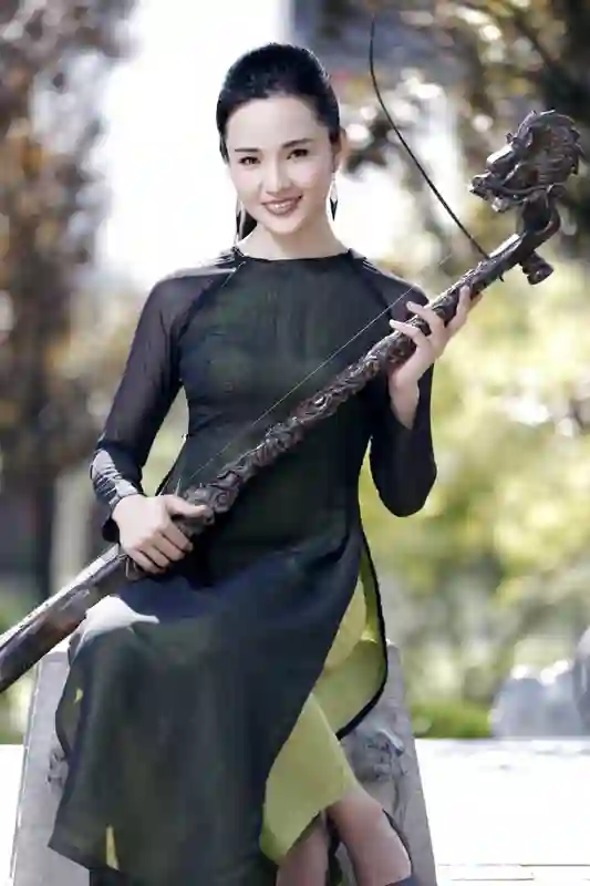 “一根琴弦演奏出的百种音韵、千种情感和无限可能”｜ 《独一无二》雷滢独弦琴音乐之旅（贰）即将上演