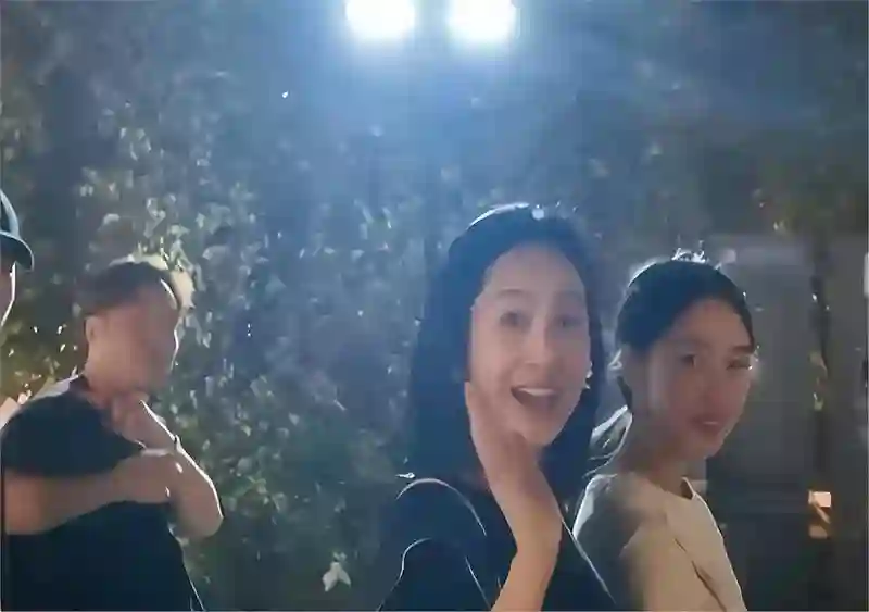 哇塞！52岁朱茵竟住深山陋屋开旧车，活成娱乐圈李子柒，太意外啦