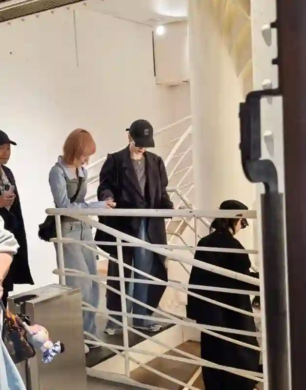 戚薇带儿女逛潮牌店，2岁儿子跟李承铉留同款发型，一家都好会穿