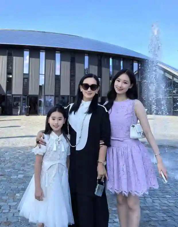 赵文卓晒一家五口温馨合照，恭喜大女儿高中毕业