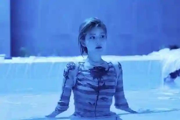 赵露思抹胸裙秀曲线 棕红短发飒气十足