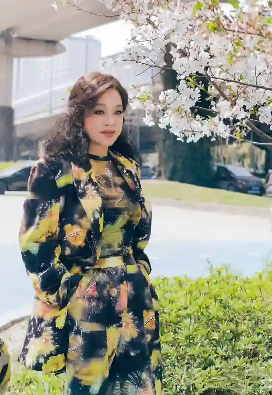 74岁刘晓庆穿金色中式褂子，皮肉紧致年轻了许多，她写字真好看