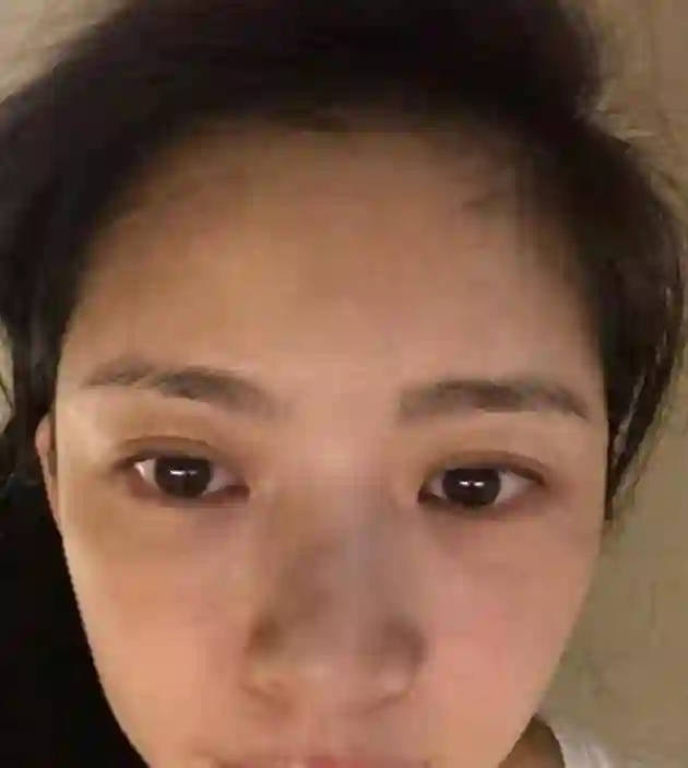 杜淳妻子晒素颜美照，37岁冻龄如少女，紧致肌肤令人羡慕！