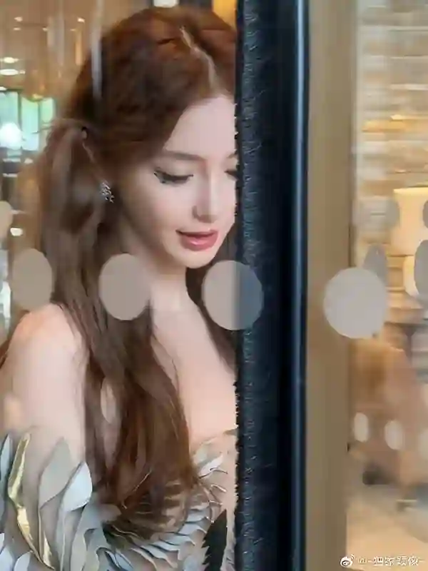 Angelababy亮相巴黎时装周，接受全程粤语应答，状态轻松自信