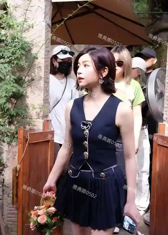 重庆偶遇陈妍希，40岁的她身材比之前略有发福，短圆的苹果脸显年轻