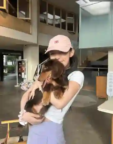 运动少女林允上线！与闺蜜周雨彤自拍状态轻松自然