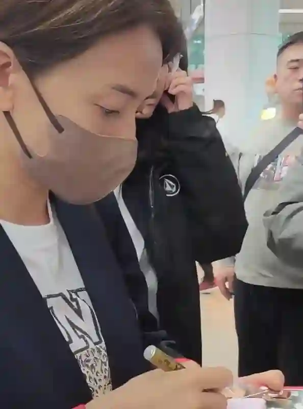 高圆圆在机场被拍，皮肤松垮还有了明显的皱纹，可纯天然自然就是漂亮！