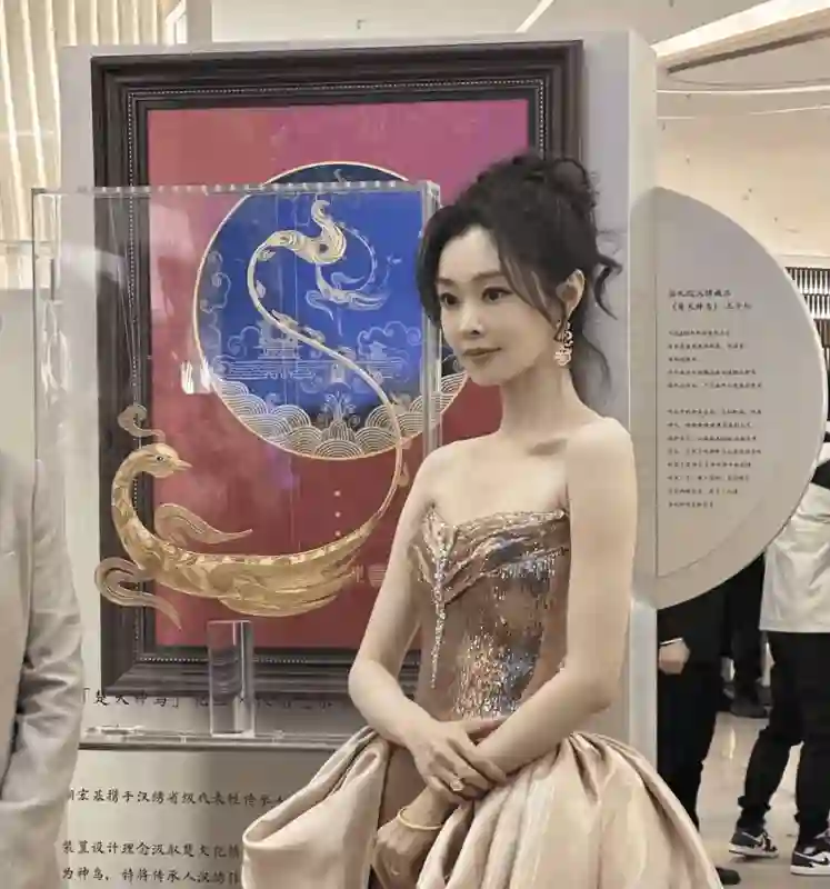 34岁宋轶武汉商场被偶遇，穿鎏金抹胸裙无又美又仙白到发光，无滤镜生图好甜美！