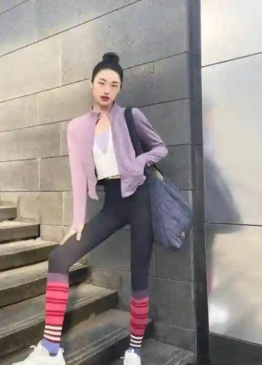 看了杭州街拍才发现：阔腿裤不兴了，满大街都穿“无痕裤”，时髦显瘦又洋气