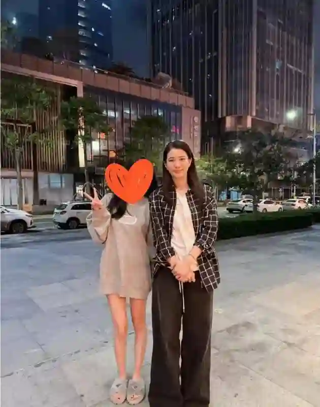 53岁袁咏仪素颜现身街头，冻龄气质引网友惊呼：这才是最美港姐！