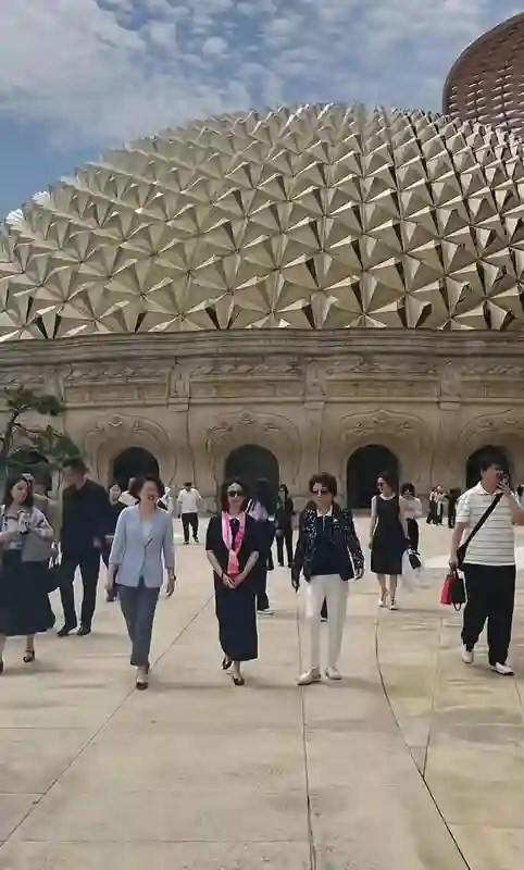 何超琼现身景区，没有名牌傍身被路人当普通游客，走路外八就是老太太！