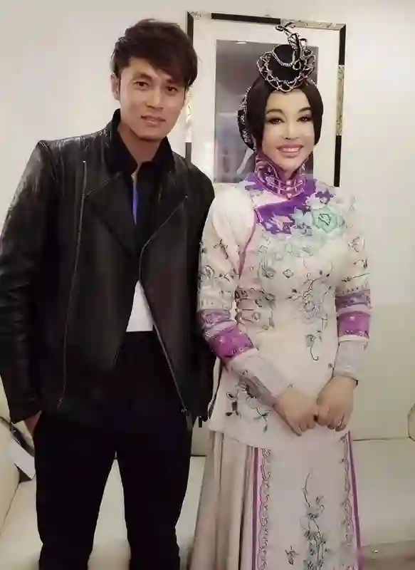 刘晓庆和经纪人一起合影，俩人看起来像母子，网友：比她男友帅