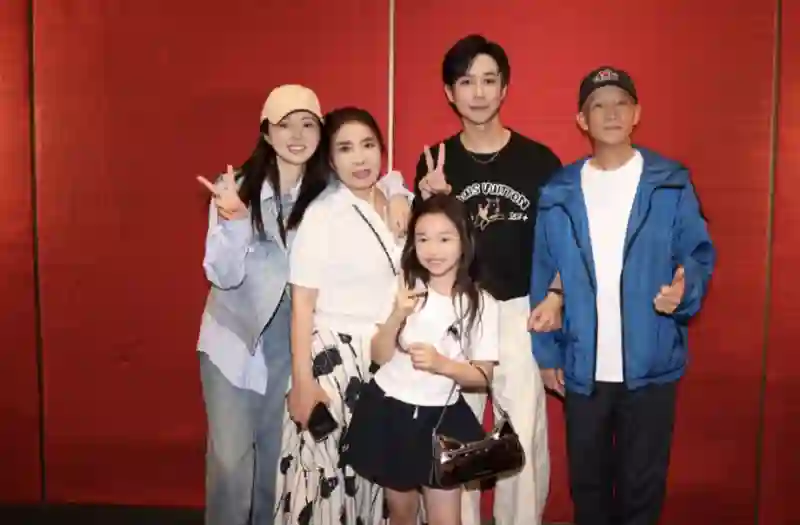董璇二婚佟丽娅当伴娘，老公小9岁演过《庆余年》，伴郎团全喜剧人排面拉满