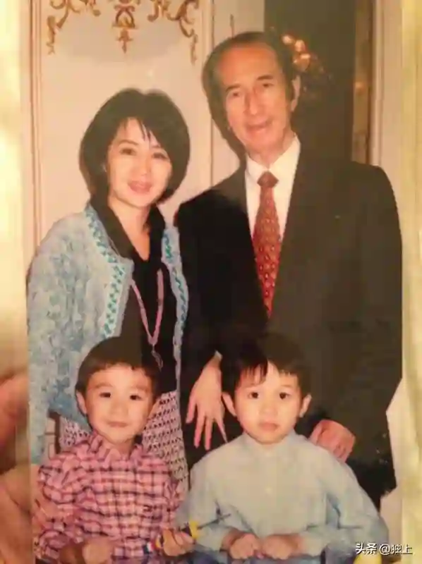 朱丹讲：姐姐搂弟弟像妈妈抱儿子，有谁注意何猷君？不留一点情面