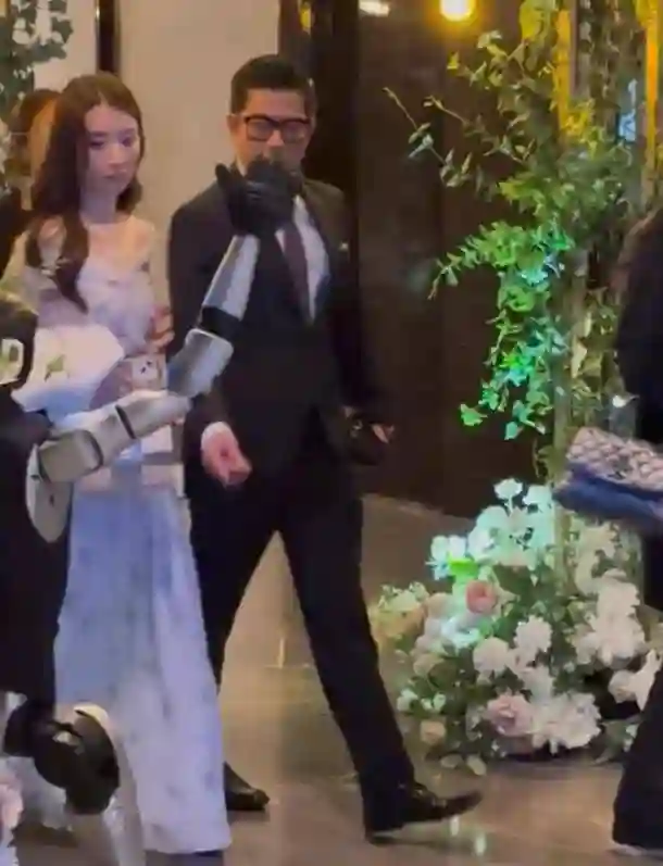 郭富城携方媛赴豪门婚宴！天王热聊全场，娇妻独坐玩手机太心疼！
