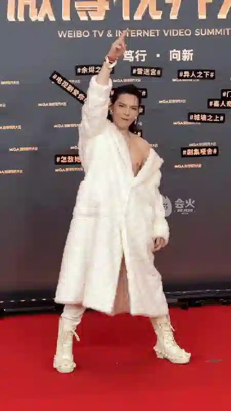 郭碧婷也没想到，自己停工拼命给向家添丁，向佐却悄悄“变了脸”
