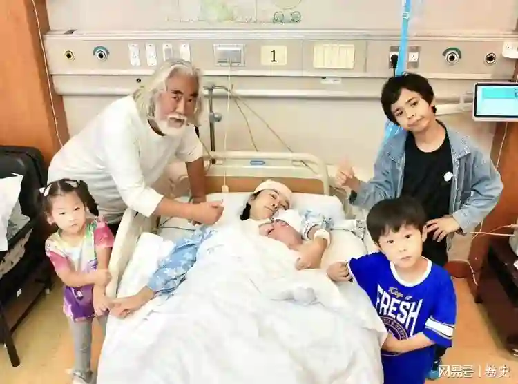 张纪中带四个孩子到环球影城，杜星霖抱着小女儿，面容憔悴了好多