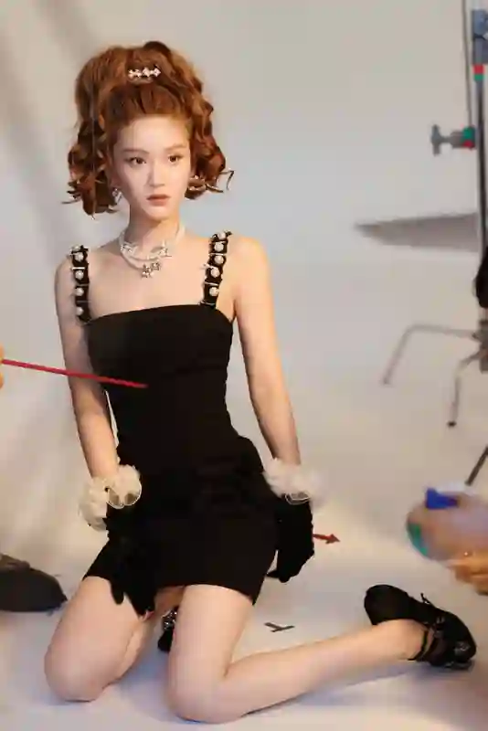 赵露思抹胸裙秀曲线 棕红短发飒气十足