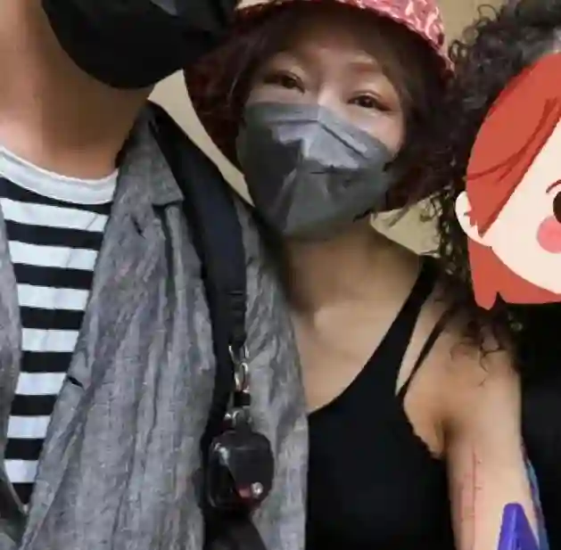 许志安和郑秀文在香港街头被偶遇！郑秀文眼睛肿胀紧挽许志安手臂
