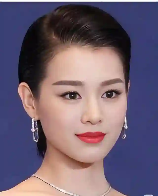 胡杏儿被李乘德养了10年，面相体型变化巨大：这还是猪扒脸吗？