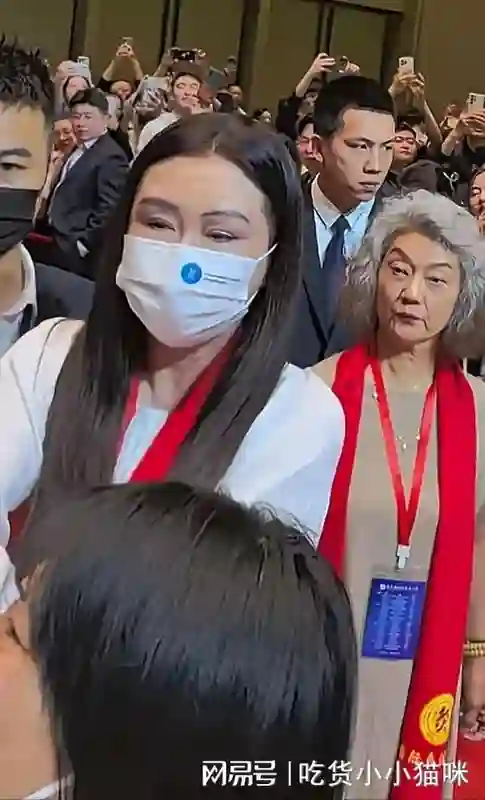 58岁王祖贤在无锡，眼皮浮肿像刀刻，出席活动被夹道欢迎，人气高