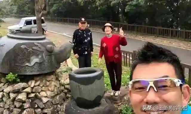 58岁任贤齐现状：回武汉翻修老宅，把父母宠成宝，一家六口很幸福