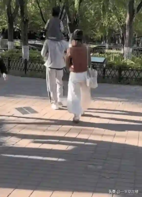张歆艺袁弘带娃逛公园，袁弘扛娃超有爱，张歆艺状态也太好