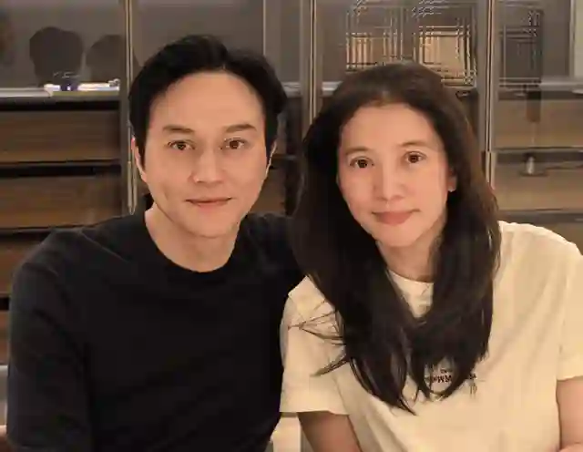 袁咏仪夫妇香港逛街，53岁张智霖宽肩窄腰大长腿，比镜头前更年轻
