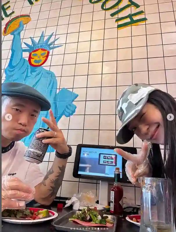 《RM》狗哥47岁热恋实录，晒娇妻露腰装引爆韩网热议！