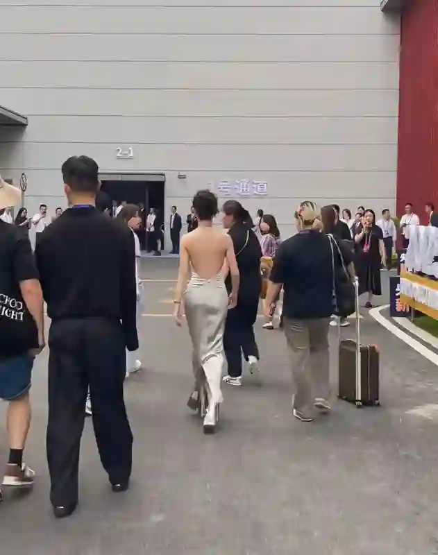 周冬雨活动造型翻车！穿十厘米高跟鞋，身材好差，看起来像初中生