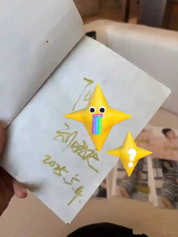74岁刘晓庆穿金色中式褂子，皮肉紧致年轻了许多，她写字真好看