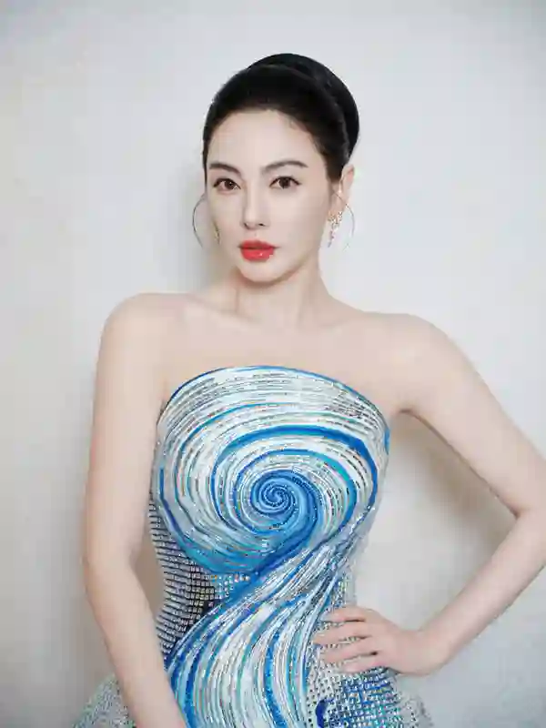 张雨绮穿蓝闪礼裙似海洋公主！端庄大气美到发光