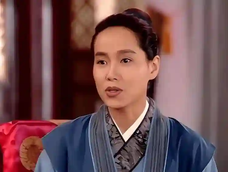 从荣光到泪水，叶童选择离开舞台，拒绝忍受舆论的<em>暴力</em>