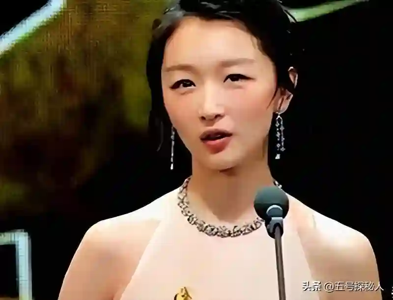 一手好牌打碎！三金影后周冬雨，因缺乏教养付出代价