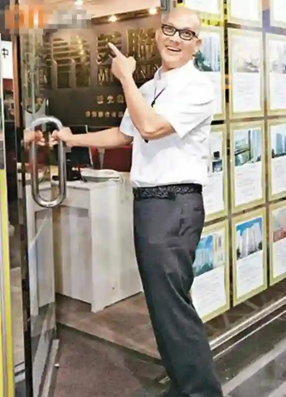 他是刘德华唯一绝交的朋友，两人曾被传言为断背，今成光头大叔