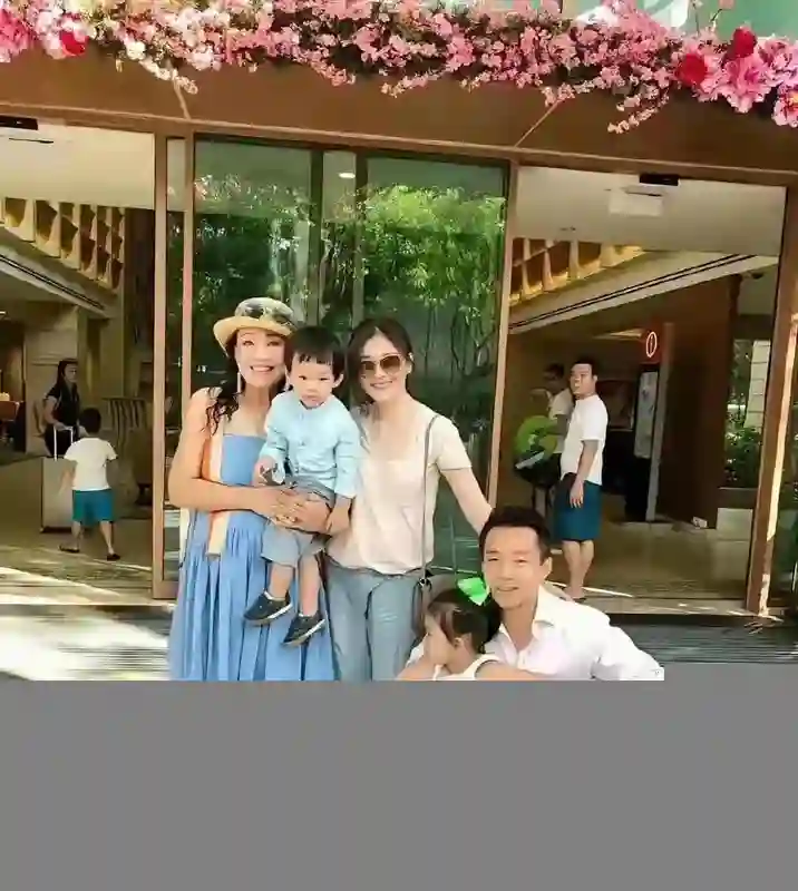 S妈借白冰冰之口表扬具俊晔每天都去看大S，网友暖心送上铁饭碗