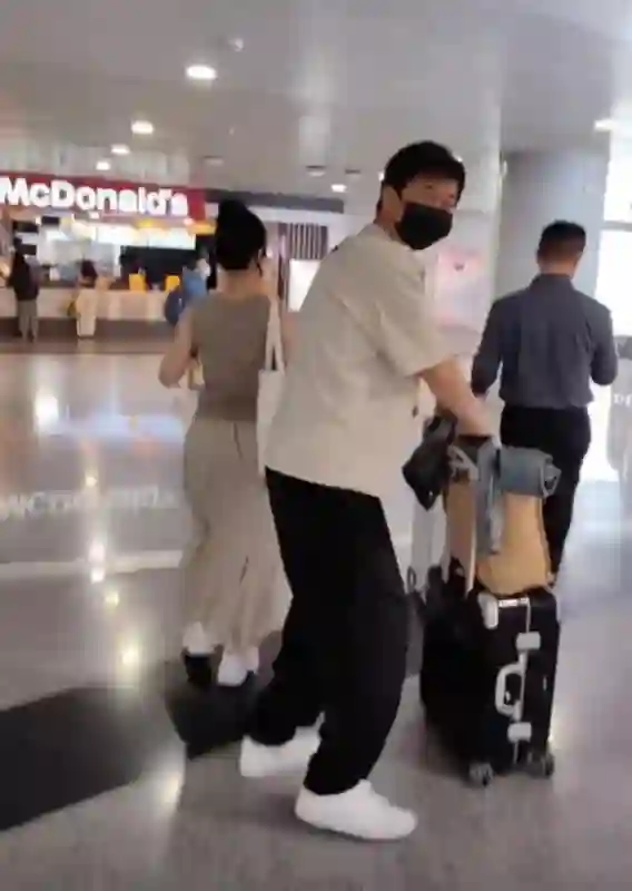 付笛生夫妇空降成都，专门从北京前往吃面，日子过得太潇洒