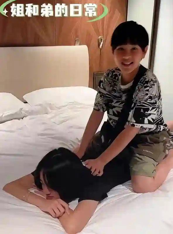 吴尊一家坐8层邮轮度假，在船上打网球，开卡丁车，14岁女儿超美