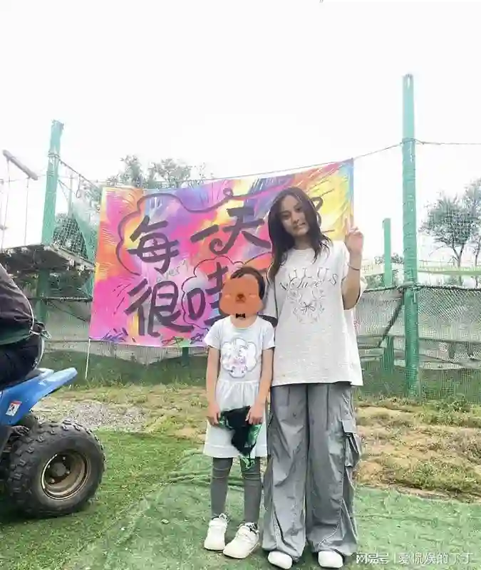 贾乃亮李小璐带女儿去公园，12岁甜馨染了棕发，和爸爸一起玩游戏