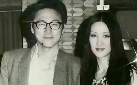 72岁胡因梦现状：不穿老年装，坦然面对衰老，颜值气质依旧在线