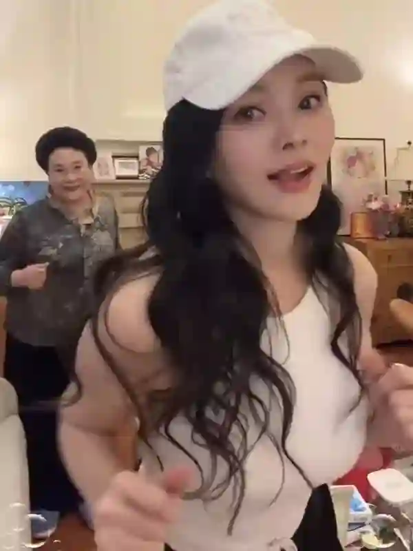 57岁伊能静不服老，巴塞罗那7度穿裙，路人镜头下展现真实魅力！