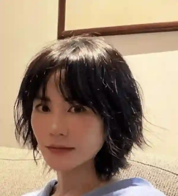 55岁王菲换了新发型大变样！穿蓝色毛衣和男友人豪宅聚会，一头短发太减龄！