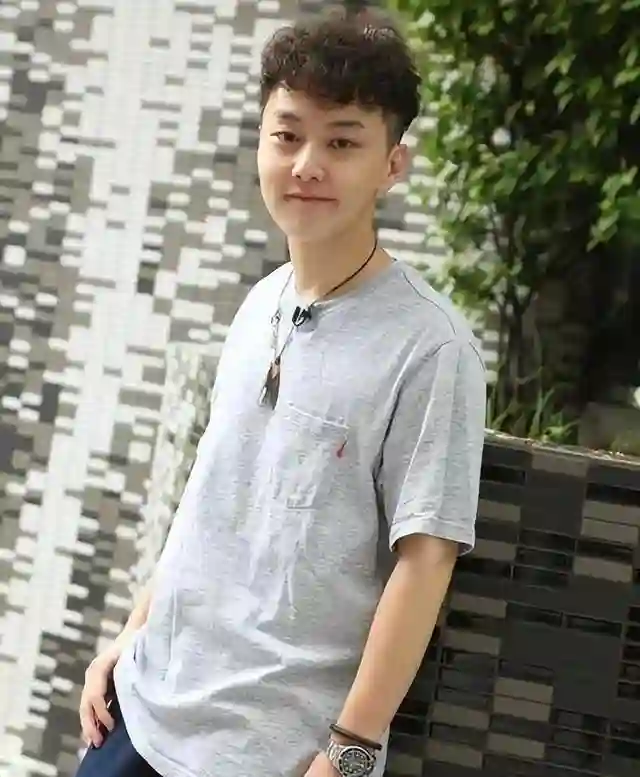 万绮雯现状：55岁肤白貌美无儿女，和丈夫长住内地，义子长得很帅