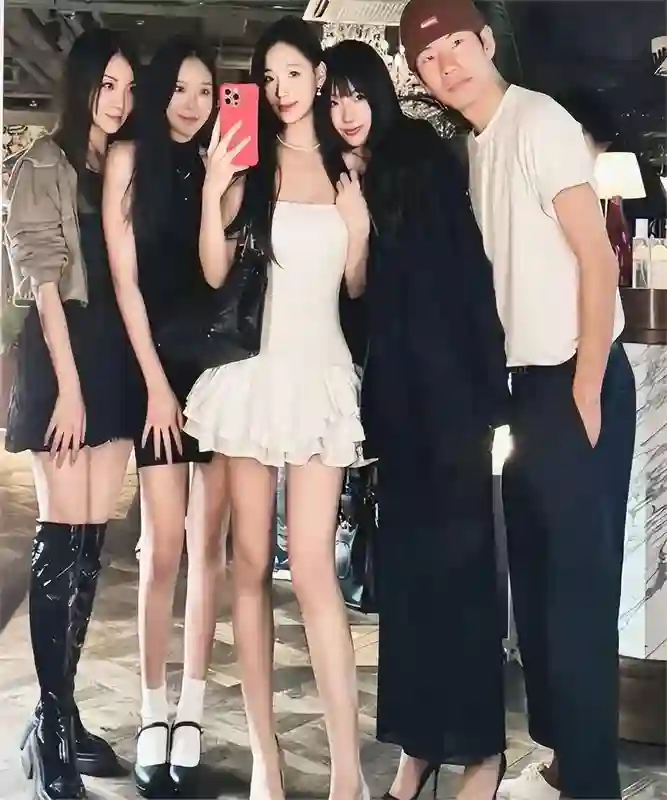 小S两女儿韩国度假，穿衣成熟，大长腿吸睛，具俊晔安排好友陪同