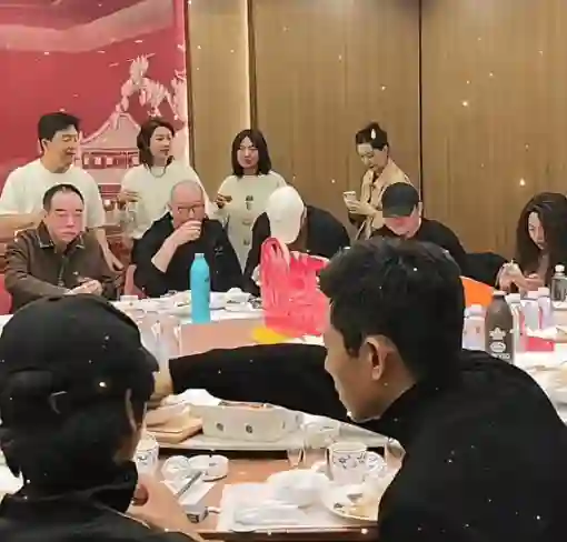 51岁黄渤回家探亲，脸上化浓妆网红感十足，看着年轻秒变小鲜肉
