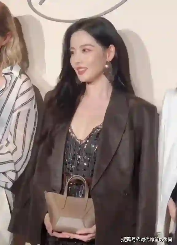 张嘉倪晒活动照宣告强势复出，绝美妆造惊艳众人，嘟嘴卖萌少女感爆棚