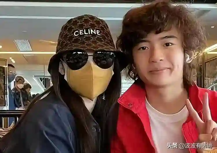 大儿子18岁，二儿子15岁，小儿子7岁，如今45岁依旧美得很惊艳！