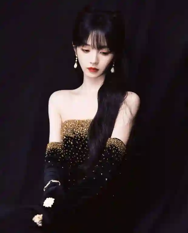 田曦薇穿碎钻裙优雅满分！黑白相片秒变复古美人