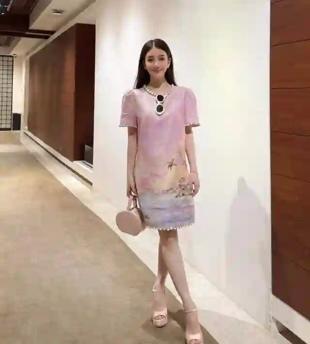 郭富城官宣娇妻怀三胎后，方媛高调晒全家福，升级五口之家好幸福